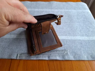 Cartera de piel marrón