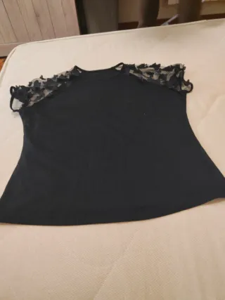 T-shirt nera con maniche trasparenti