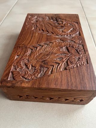 Scatola in legno intagliata