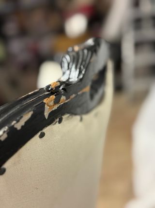 Sillón antiguo tapizado blanco y negro