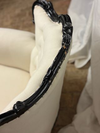 Sillón antiguo tapizado blanco y negro