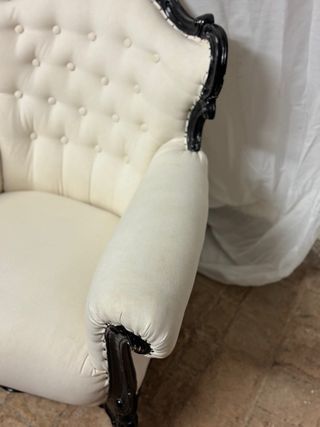Sillón antiguo tapizado blanco y negro