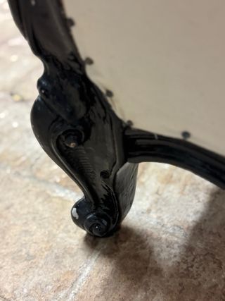 Sillón antiguo tapizado blanco y negro