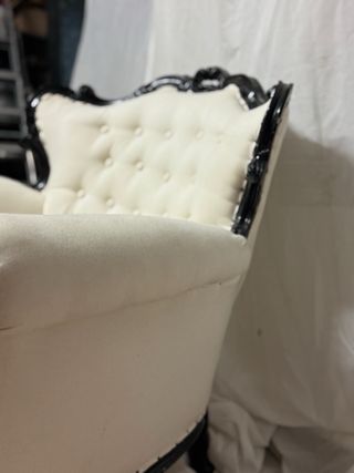 Sillón antiguo tapizado blanco y negro