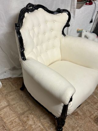 Sillón antiguo tapizado blanco y negro