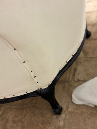 Sillón antiguo tapizado blanco y negro