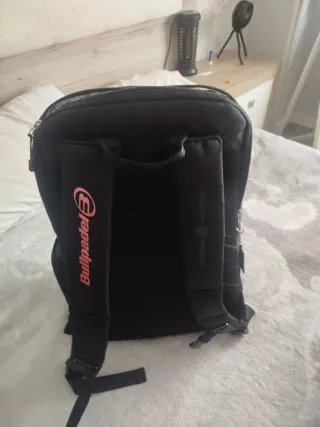 Mochila Bullpadel Negra y Roja precio negociable