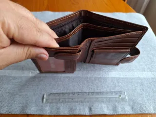 Cartera de piel marrón