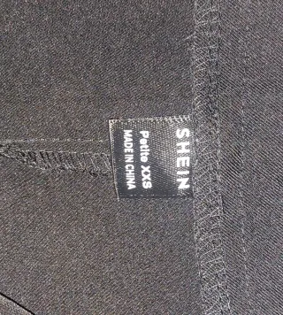 Pantalón negro Shein talla XXS con pinzas.poco uso