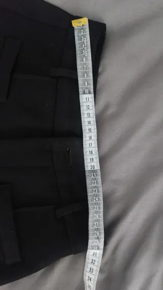 Pantalón negro Shein talla XXS con pinzas.poco uso