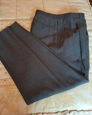 Traje de 3 piezas y corbata gris