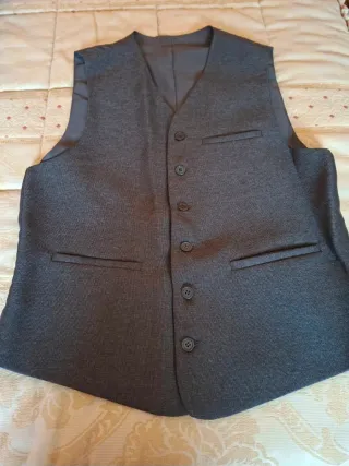 Traje de 3 piezas y corbata gris
