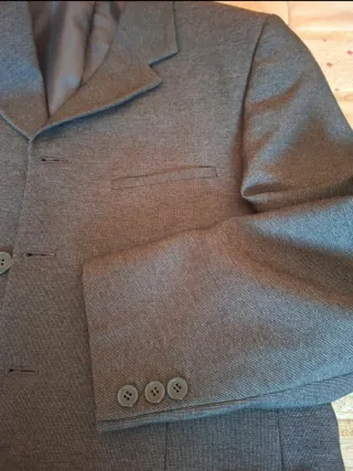 Traje de 3 piezas y corbata gris