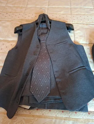 Traje de 3 piezas y corbata gris