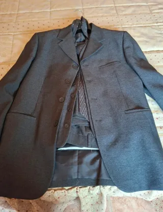 Traje de 3 piezas y corbata gris