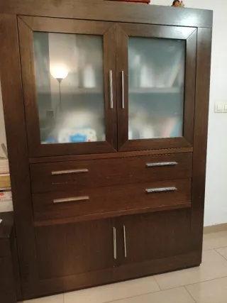 Vitrina de salón madera y puertas de cristal.
