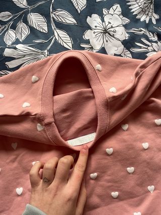 Sudadera rosa con corazones blancos