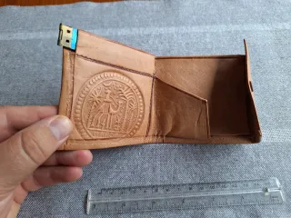 Cartera de cuero marrón con diseño MAROC