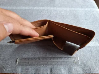 Cartera de cuero marrón con diseño MAROC