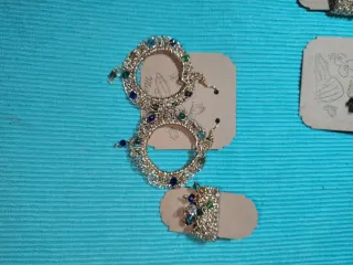 Bisutería artesanal multicolor y plateada