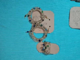 Bisutería artesanal multicolor y plateada