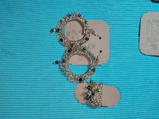 Bisutería artesanal multicolor y plateada