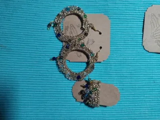 Bisutería artesanal multicolor y plateada