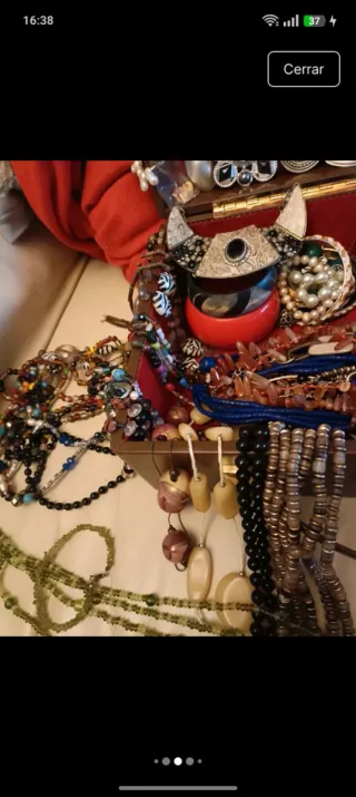 Maletín de piel con 80 joyas y piezas de cristal