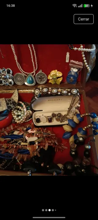 Maletín de piel con 80 joyas y piezas de cristal