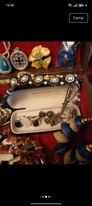 Maletín de piel con 80 joyas y piezas de cristal