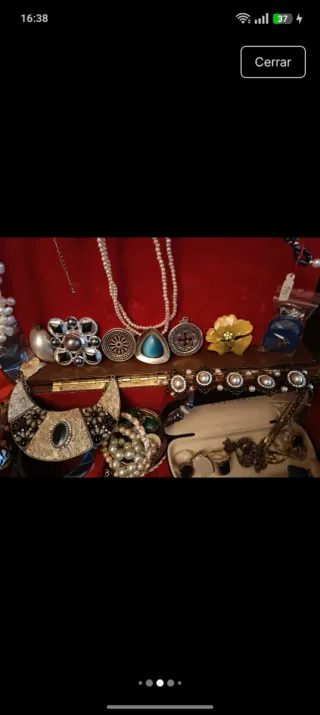 Maletín de piel con 80 joyas y piezas de cristal