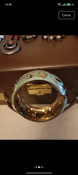 Maletín de piel con 80 joyas y piezas de cristal