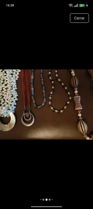 Maletín de piel con 80 joyas y piezas de cristal