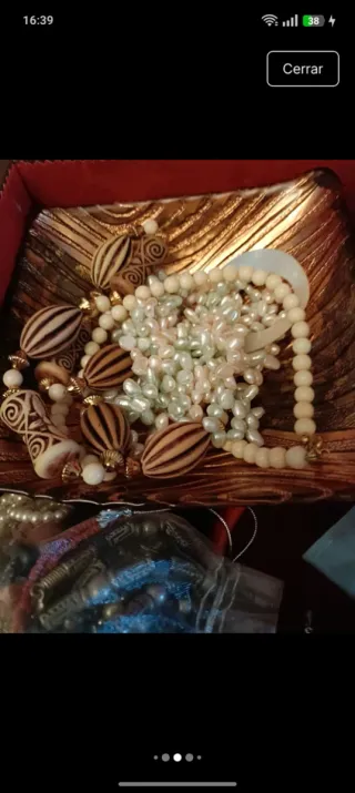 Maletín de piel con 80 joyas y piezas de cristal