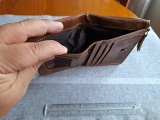 Cartera de piel marrón