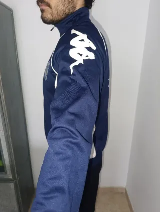 Chaqueta deportiva Kappa azul y blanca