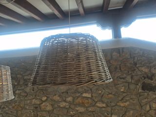 Lámpara de mimbre estilo vintage