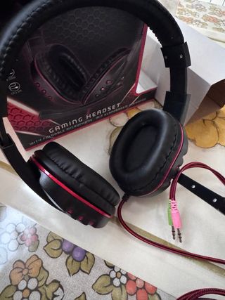 Cuffie Gaming  Nere e Rosse, mai usate.