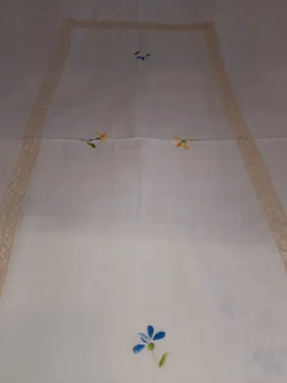 Tovaglia lino panna con pizzo e fiori