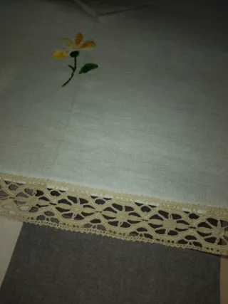 Tovaglia lino panna con pizzo e fiori