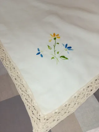 Tovaglia lino panna con pizzo e fiori