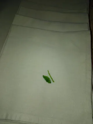 Tovaglia lino panna con pizzo e fiori