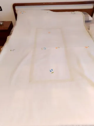 Tovaglia lino panna con pizzo e fiori