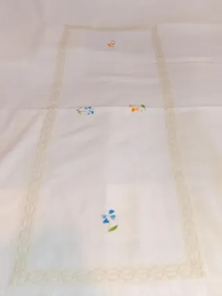 Tovaglia lino panna con pizzo e fiori