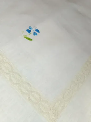 Tovaglia lino panna con pizzo e fiori