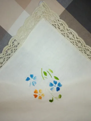 Tovaglia lino panna con pizzo e fiori