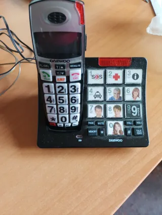 Teléfono Daewoo con teclas grandes