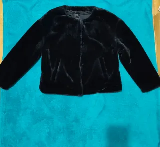 Abrigo negro de pelo sintético