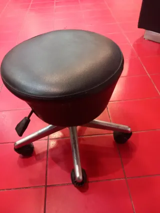 Taburete bajo con ruedas