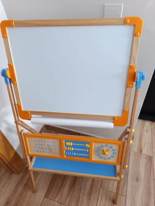 Pizarra infantil de madera con accesorios